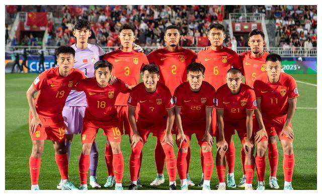 国足前锋炸裂进攻,重创对手 国足前锋炸裂进攻,重创对手