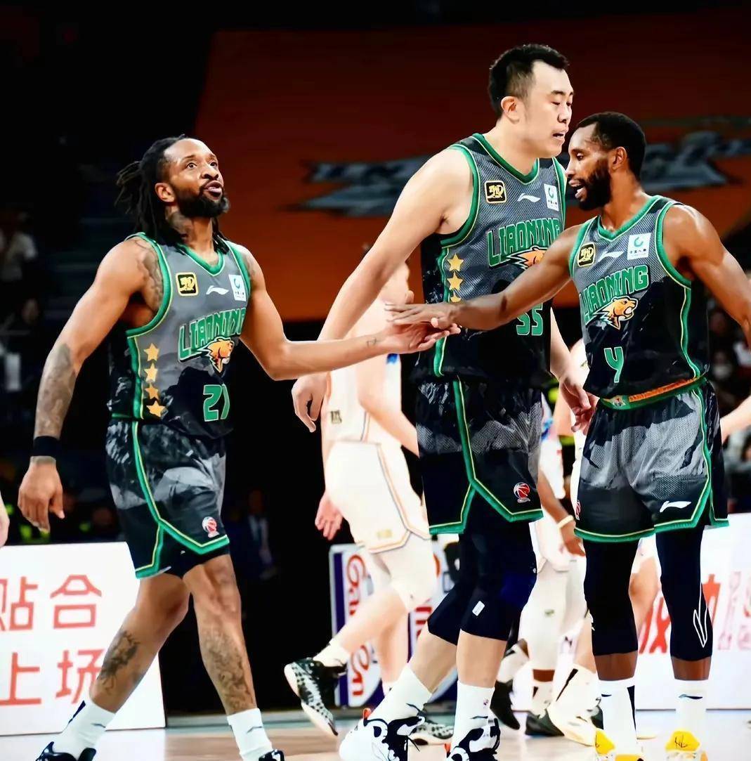 球场上的较量充满悬念，胜负难预料！