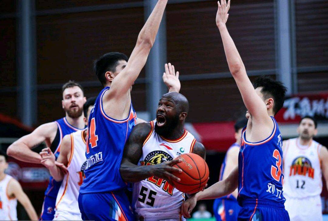 球场上的较量充满悬念，胜负难预料！