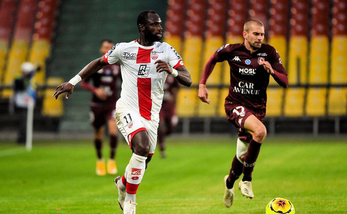 里昂主场击败梅斯，保持连胜