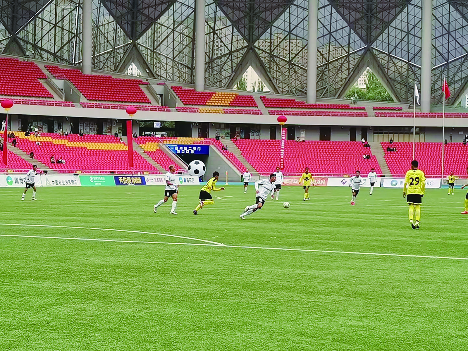 包含青海足球俱乐部在困境中崛起，创造辉煌战绩的词条