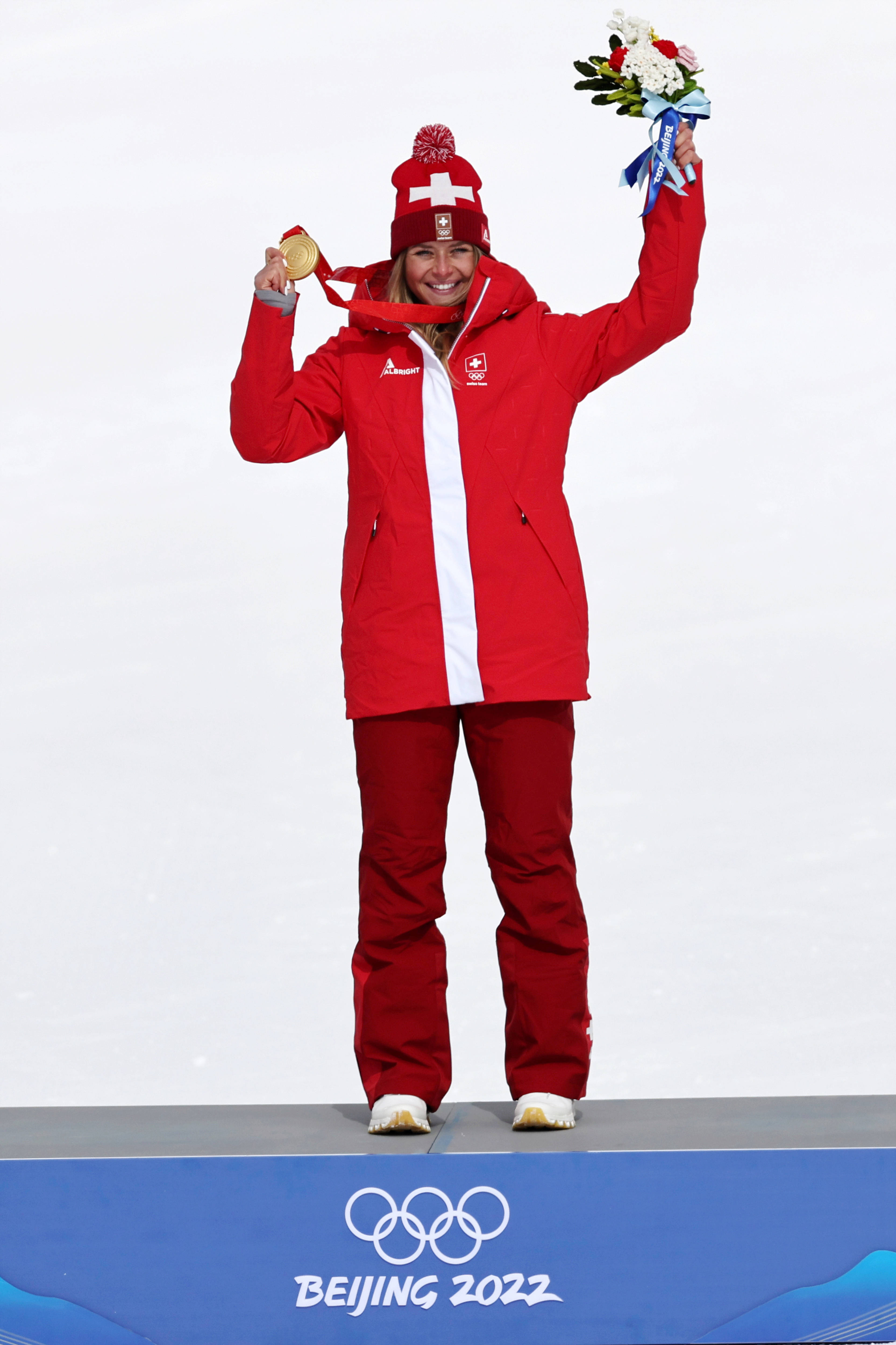 瑞士选手在拳击比赛中获得胜利，挺进半决赛