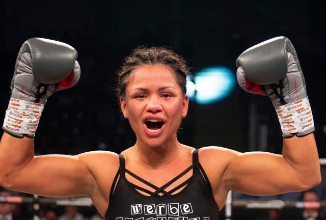 瑞士选手在拳击比赛中获得胜利，挺进半决赛