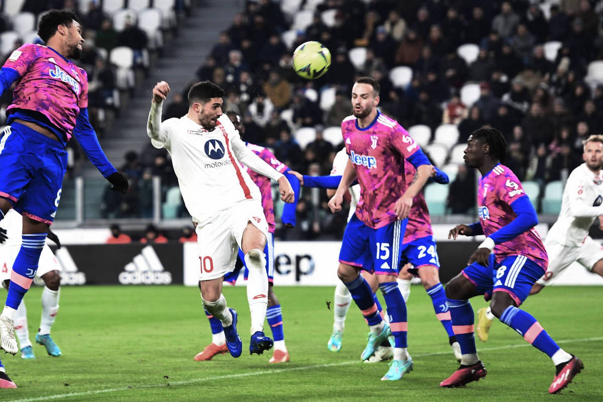 关于萨尔茨堡主场大胜比利亚雷亚尔，继续可争的信息