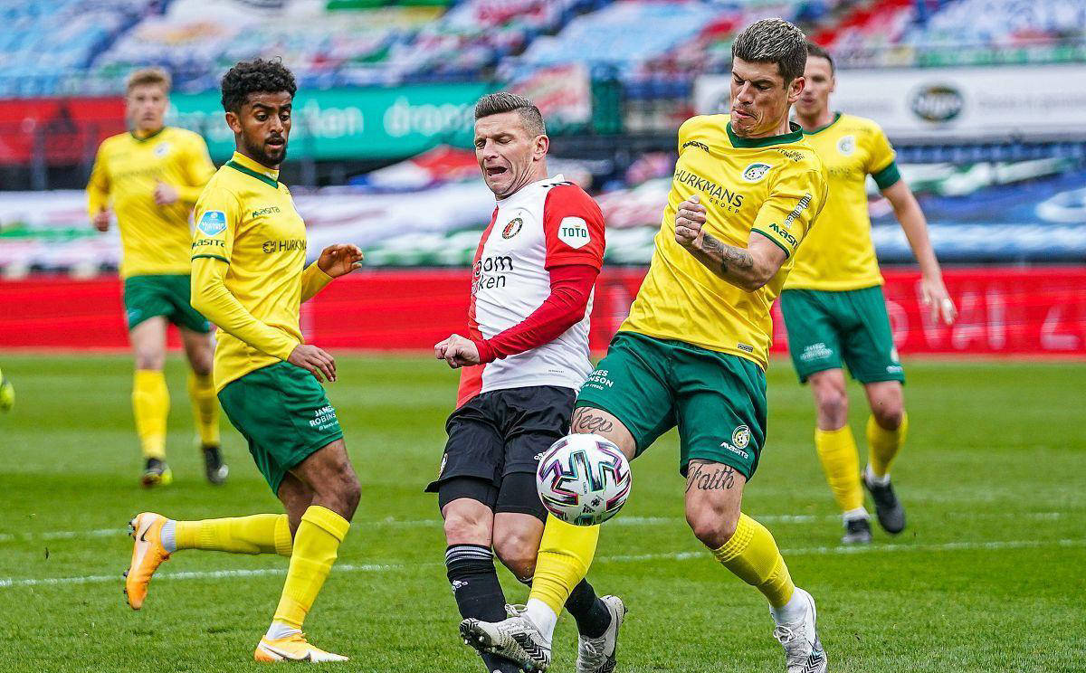 沙尔克表现出色，一举击败对手，跻身前列的简单介绍