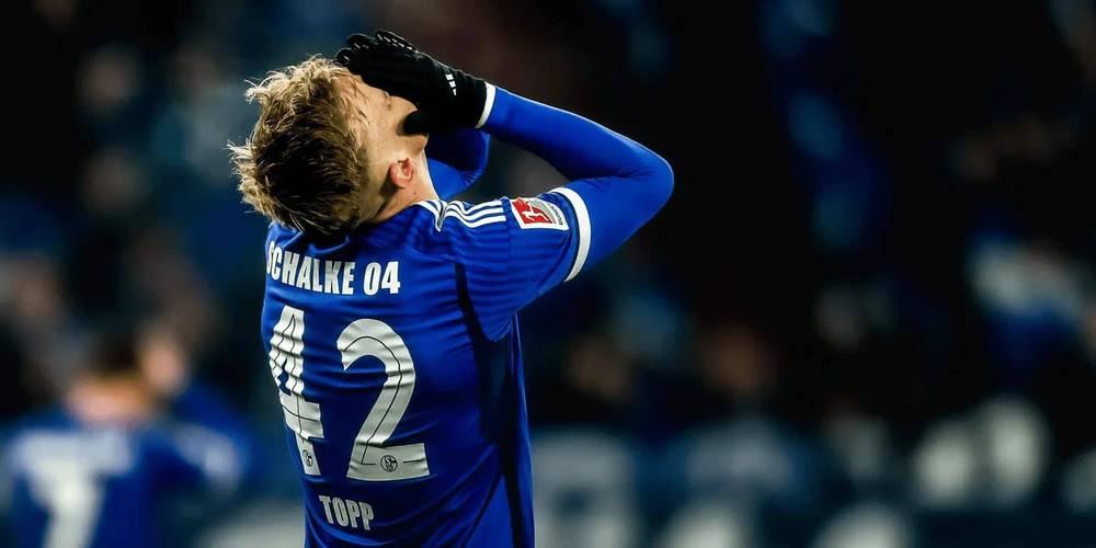 沙尔克表现出色，一举击败对手，跻身前列的简单介绍