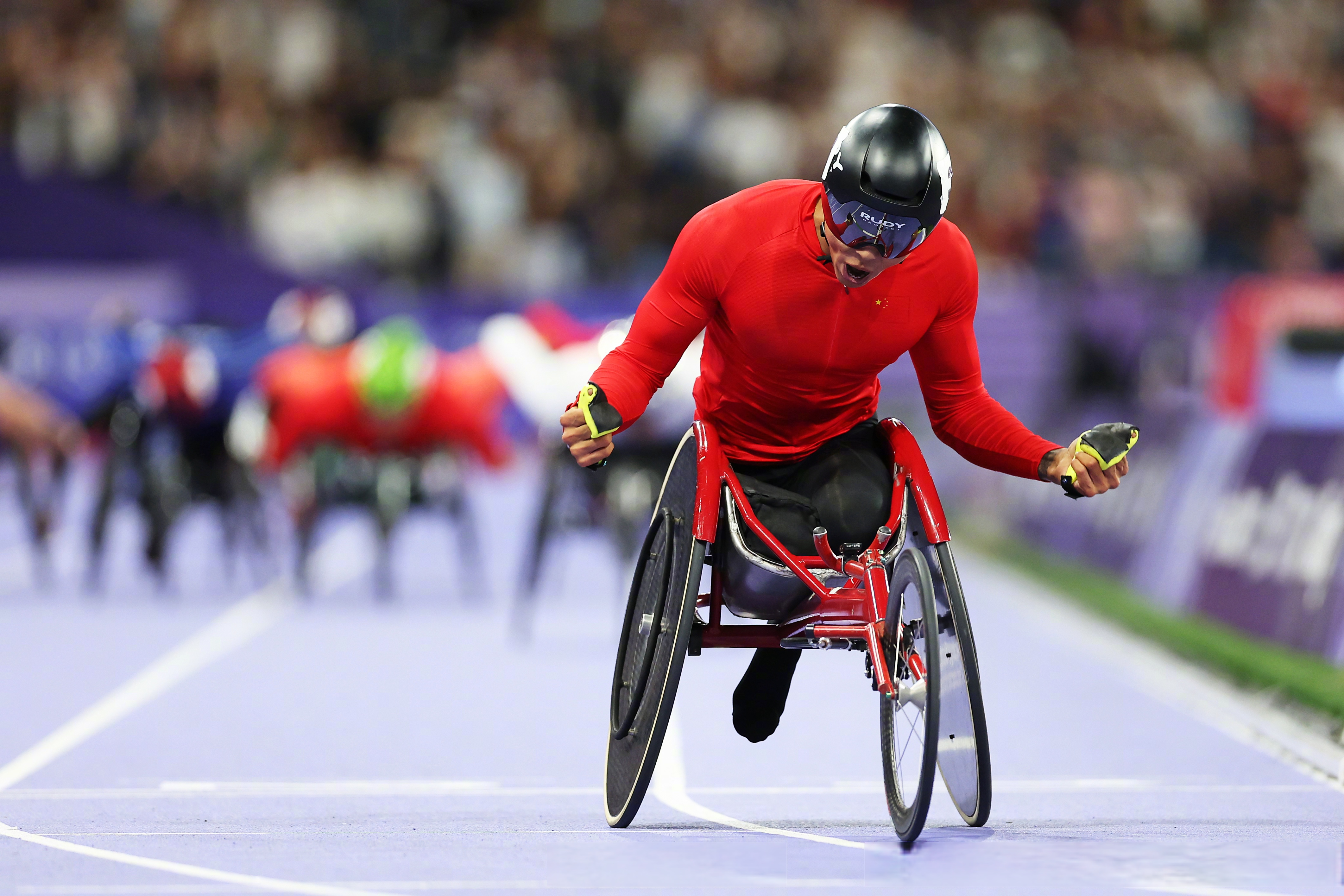 美国运动员突破纪录，夺得金牌