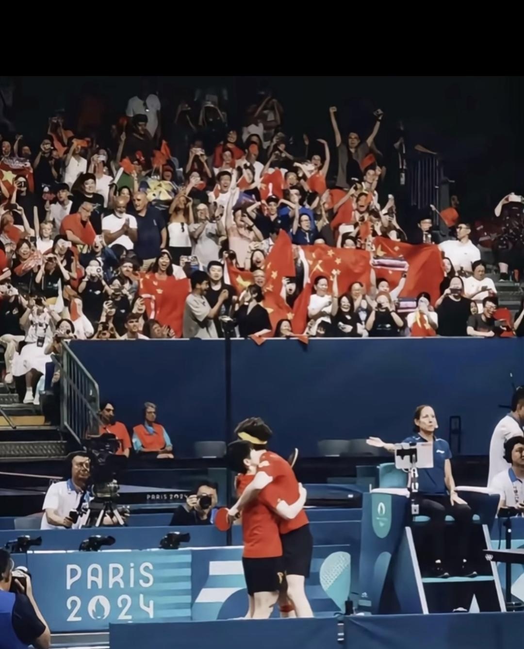 关于体育盛事的火热气氛感染观众心灵的信息