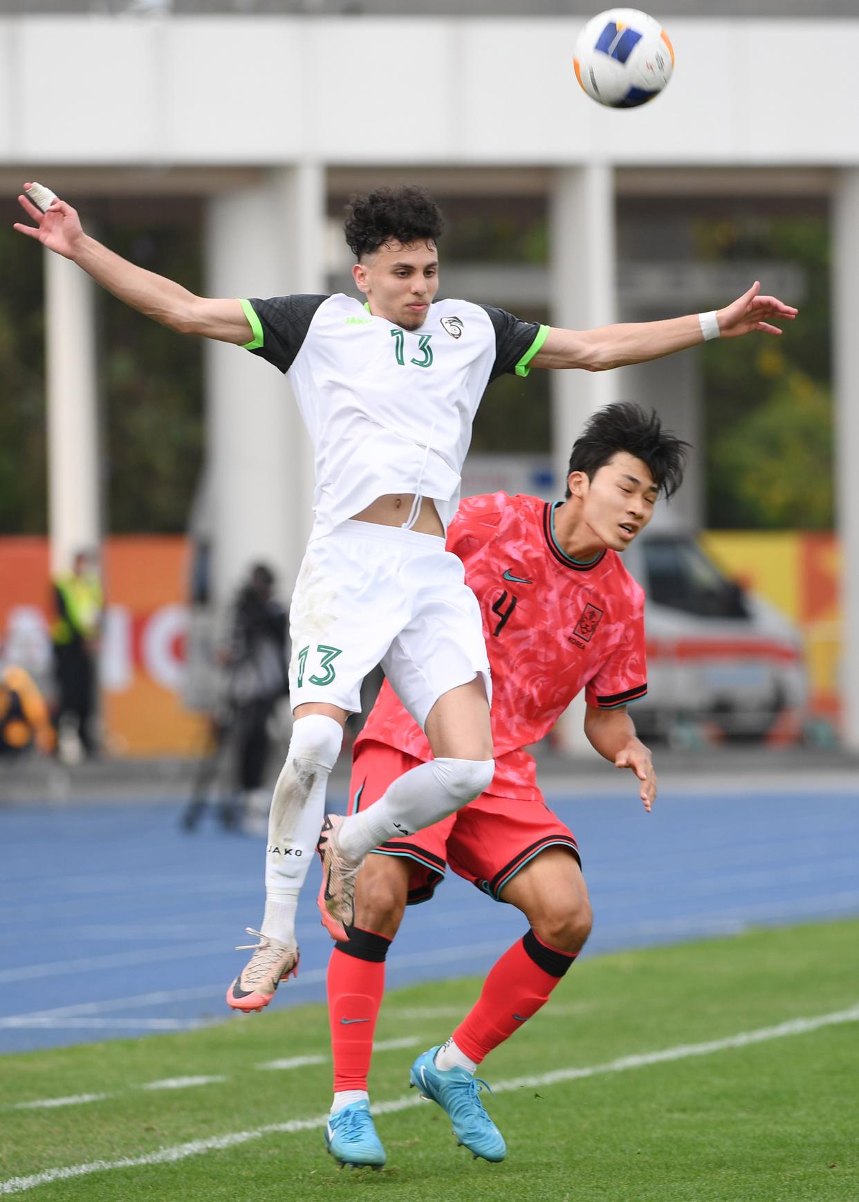 包含亚洲俱乐部足球锦标赛上演令人印象深刻的对决的词条