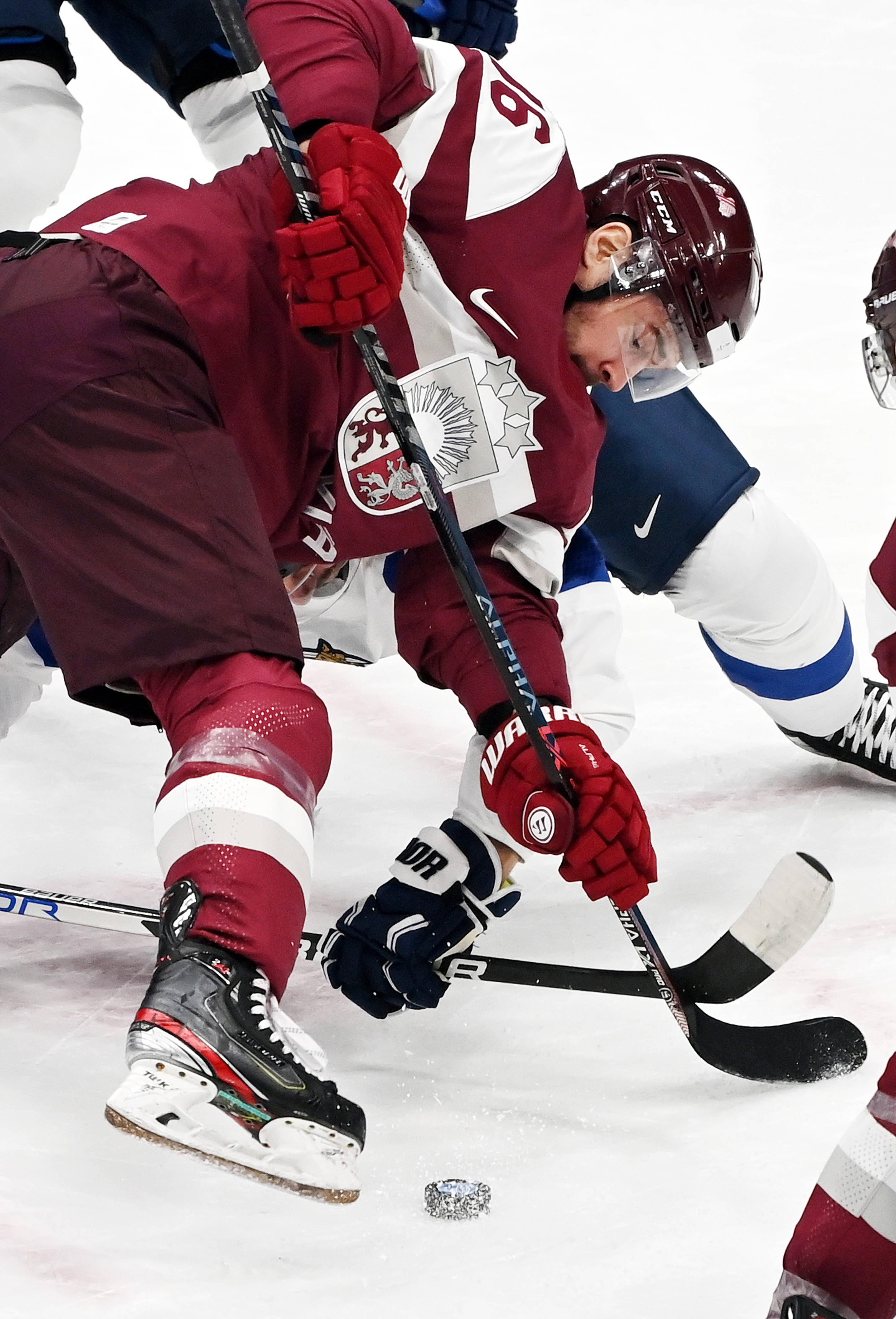 包含以色列队辛苦取胜丹麦队大胜拉脱维亚队的词条