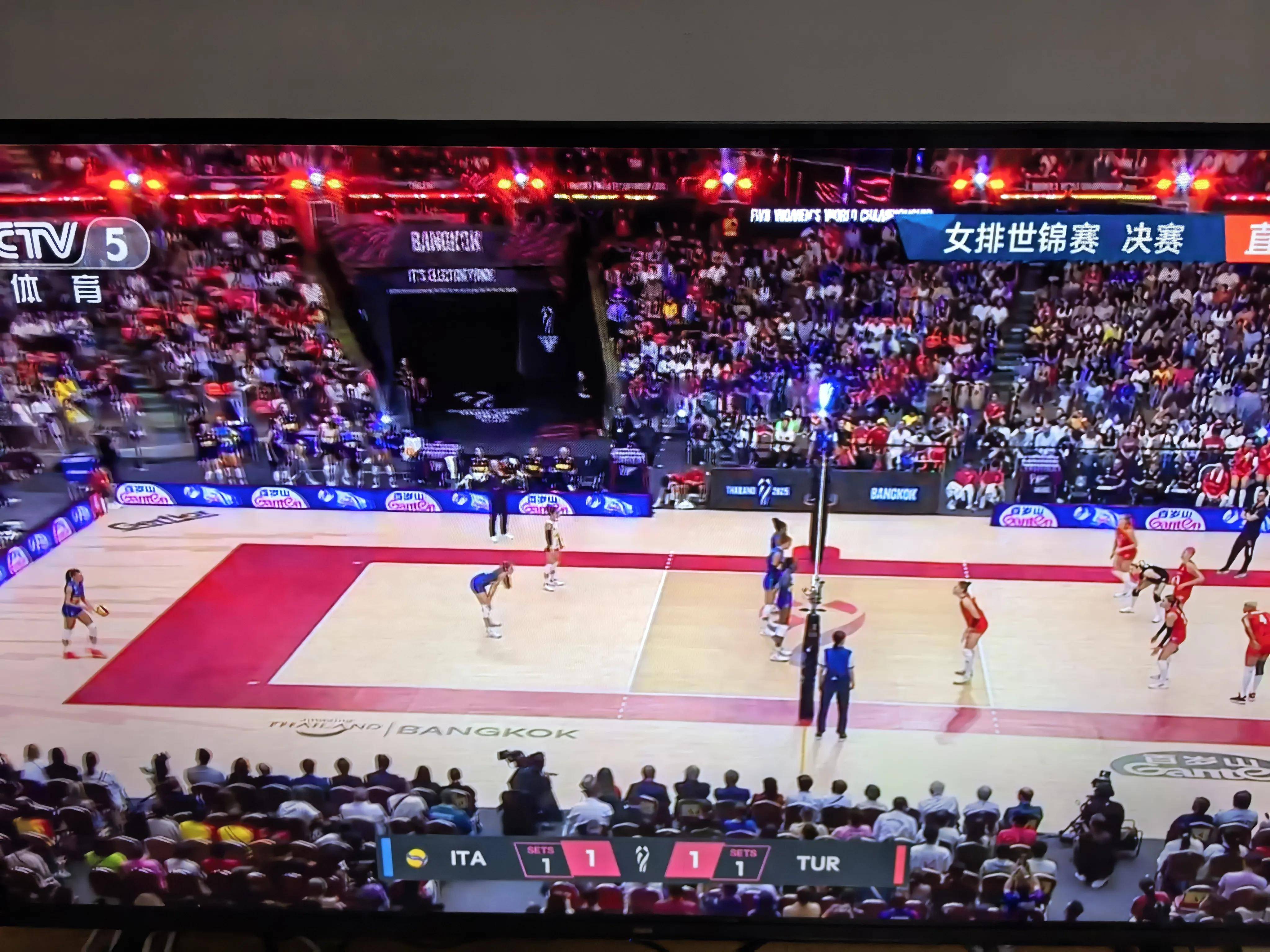 球员们在比赛中发挥实力，争夺头筹