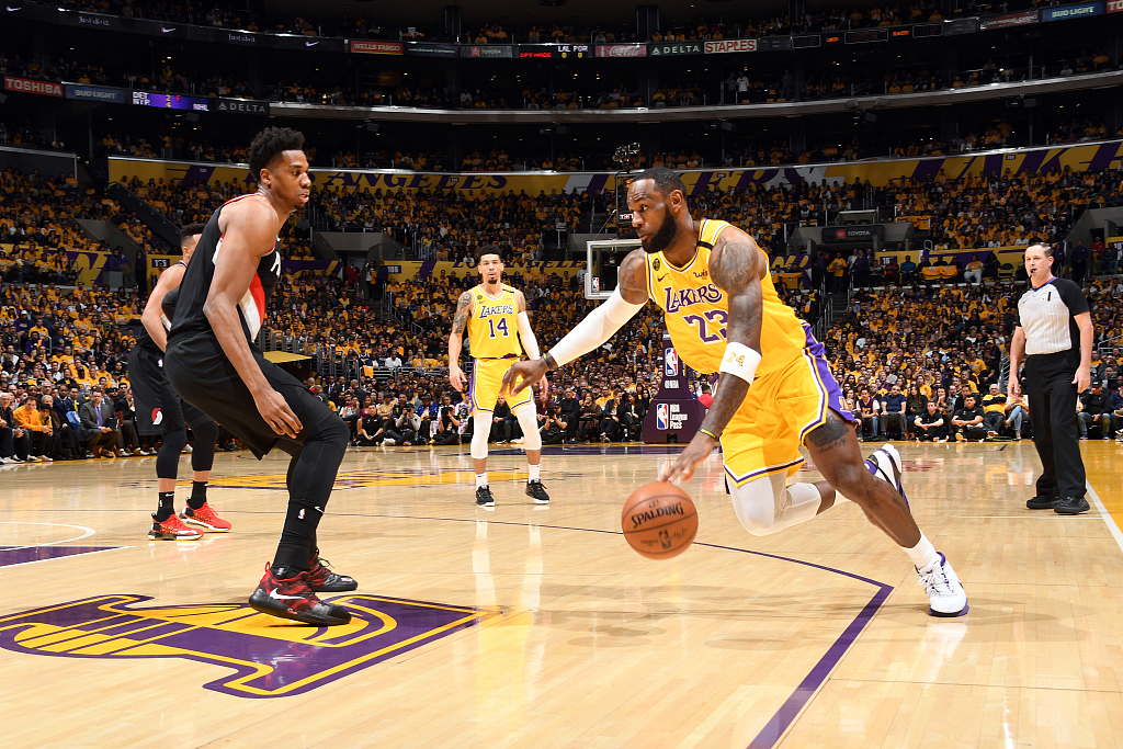 包含开拓者客场击败老鹰，利拉德砍下30+10的词条