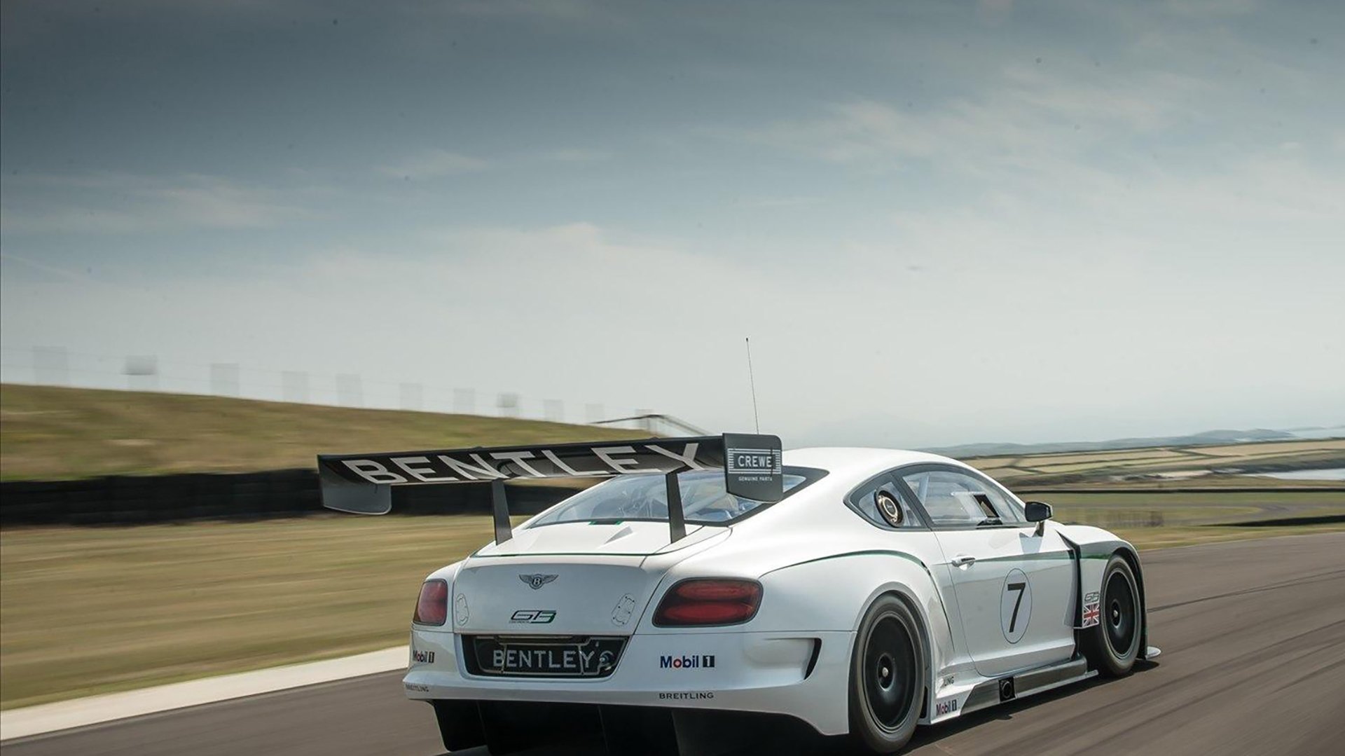 雄鹿险胜上海队，布伦森关键制胜，演绎篮球绝杀传奇