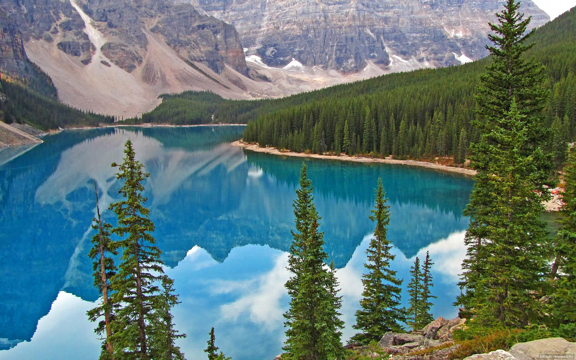 里程碑之夜，姆巴佩单核破局，曼城险胜巴萨背后的时代启示