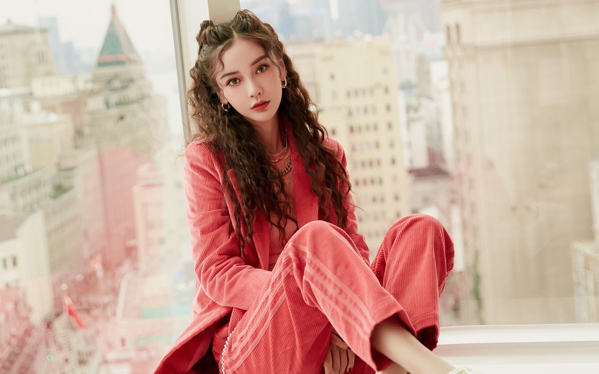 铁壁太阳与狂澜锡安，团队纪元与孤胆英雄的平行史诗